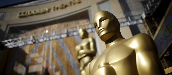 Статуэтка Оскара перед входом в театр Долби в Лос-Анджелесе, где пройдет церемония вручения кинопремии - Sputnik Таджикистан