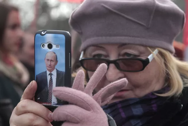 Телефони як шаҳрванд, ки акси Путинро дорад. Севастопол Телефони як шаҳрванд, ки акси Путинро дорад. Севастопол - Sputnik Тоҷикистон