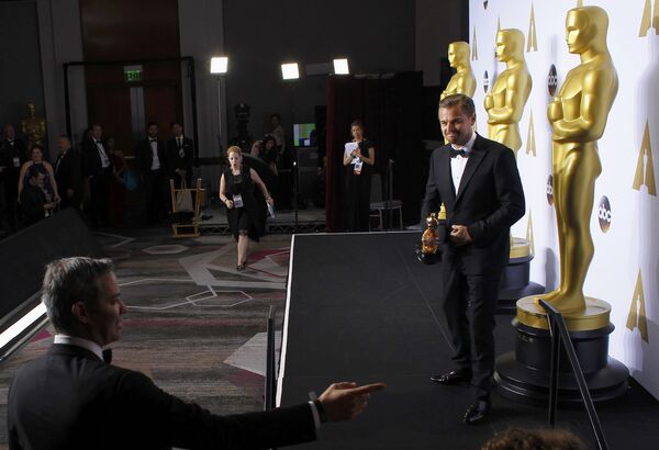 Леонардо Ди Каприо фотографируется с наградой на американской киноакадемии Оскар - Sputnik Таджикистан