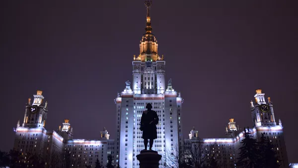 Главное здание Московского государственного университета (МГУ) на Воробьевых горах в Москве. Архивное фото - Sputnik Таджикистан