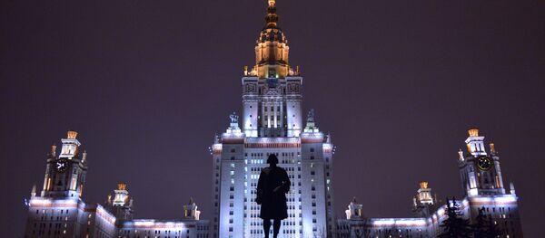Главное здание Московского государственного университета (МГУ) на Воробьевых горах в Москве. Архивное фото - Sputnik Таджикистан