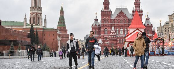 Туристы гуляют по Красной площади, архивное фото - Sputnik Таджикистан