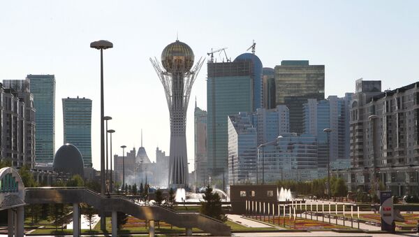 Монументи Астана-Байтерек дар маркази шаҳри Остона, акс аз бойгонӣ - Sputnik Тоҷикистон