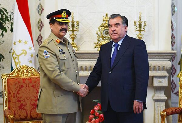 Эмомали Рахмон встретился с командующем пакистанской армии Рахилом Шарифом 1 марта 2016 года - Sputnik Таджикистан