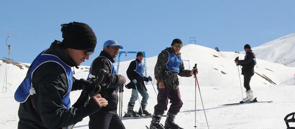 Республиканские соревнования по горным лыжам среди юниоров в горнолыжном комплексе Сафед Дара - Sputnik Тоҷикистон