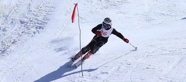Республиканские соревнования по горным лыжам среди юниоров в горнолыжном комплексе Сафед Дара - Sputnik Тоҷикистон