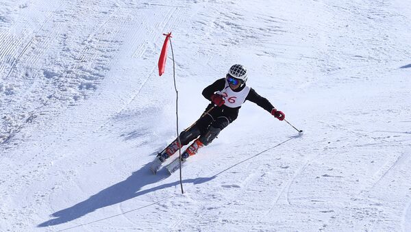Республиканские соревнования по горным лыжам среди юниоров в горнолыжном комплексе Сафед Дара - Sputnik Тоҷикистон