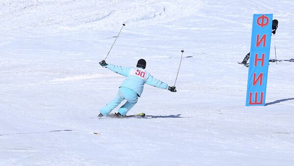 Республиканские соревнования по горным лыжам среди юниоров в горнолыжном комплексе Сафед Дара - Sputnik Таджикистан