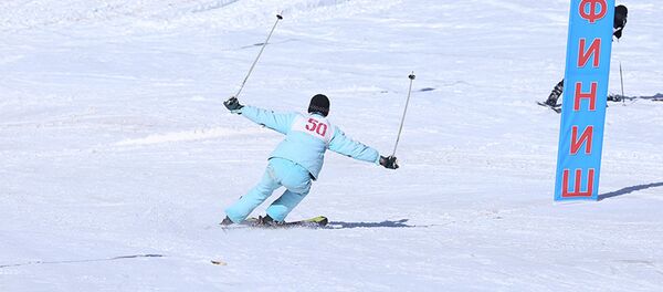 Республиканские соревнования по горным лыжам среди юниоров в горнолыжном комплексе Сафед Дара - Sputnik Тоҷикистон