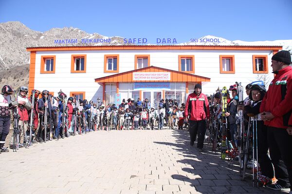 Республиканские соревнования по горным лыжам среди юниоров в горнолыжном комплексе Сафед Дара - Sputnik Таджикистан
