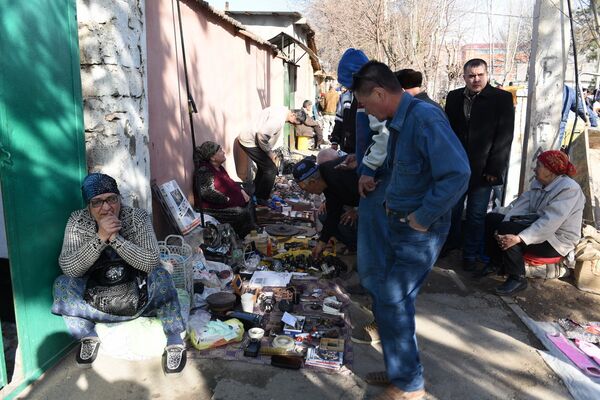 Пусть товары и на асфальте, зато сноса ларьков не боимся - Sputnik Таджикистан