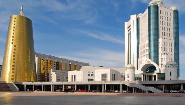Здание парламента Республики Казахстан (справа). Архивное фото - Sputnik Таджикистан