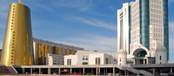 Здание парламента Республики Казахстан (справа), архивное фото - Sputnik Тоҷикистон