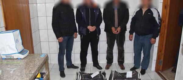 Задержанные, подозреваемые в причастности к незаконному обороту наркотических средств в селе Жаштык Баткенской области и сотрудники ГСКН - Sputnik Таджикистан