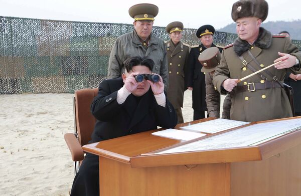 Северокорейский лидер Ким Чен Ын следит за запуском ракеты. Архивное фото - Sputnik Таджикистан