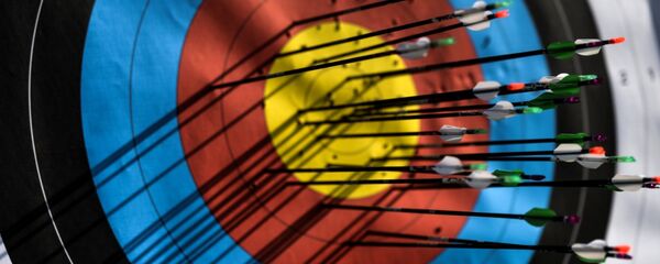 Мишень со стрелами во время соревнований по стрельбе из лука. Архивное фото - Sputnik Таджикистан