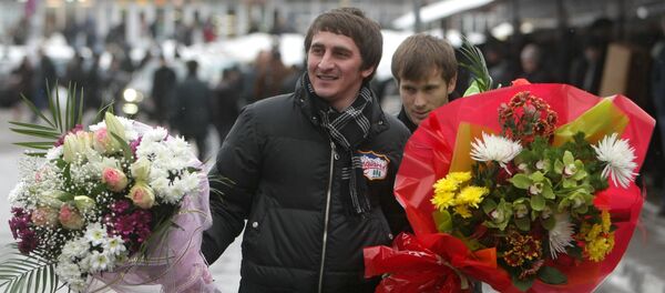 Мужчины несут букеты цветов, купленные накануне праздника 8 марта, архивное фото - Sputnik Тоҷикистон