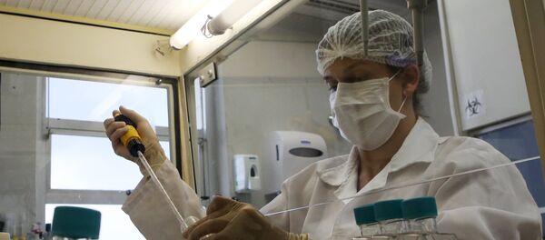 Биолог в лаборатории университета Кампинас в Бразилии - Sputnik Таджикистан