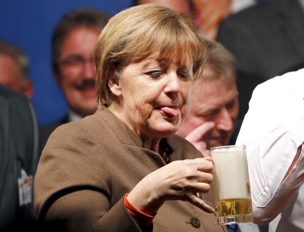 Канцлер Германии Ангела Меркель пробует пиво на съезде Христианско-демократического союза во время Пепельной среды в Волькмарсене (Германия) - Sputnik Таджикистан
