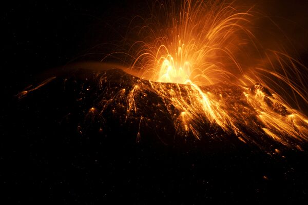 Извержение вулкана Тунгурауа в Эквадоре - Sputnik Таджикистан