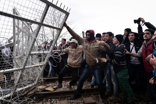 Беспорядки в пункте пропуска Идомени на греческо-македонской границе - Sputnik Таджикистан