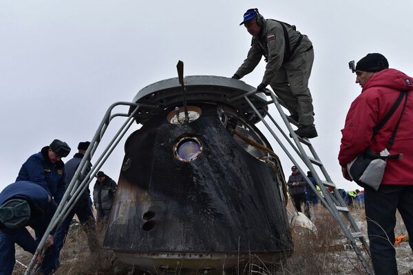 Капсула Союза ТМА-18М с экипажем МКС приземлилась в Казахстане - Sputnik Таджикистан