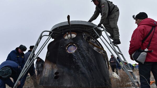 Капсула Союза ТМА-18М с экипажем МКС приземлилась в Казахстане - Sputnik Таджикистан