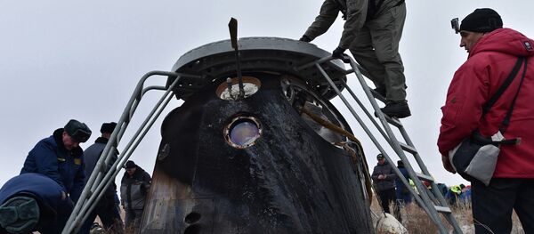 Капсула Союза ТМА-18М с экипажем МКС приземлилась в Казахстане Капсула Союза ТМА-18М с экипажем МКС приземлилась в Казахстане - Sputnik Таджикистан