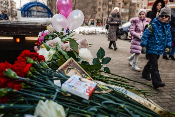 Цветы в память об убитой 4-летней девочке на улице Народного ополчения - Sputnik Таджикистан