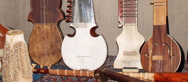 Асбобҳои миллии мусиқии Тоҷикистон дар осорхонаи Гурминҷи шаҳри Душанбе. Акс аз бойгонӣ - Sputnik Тоҷикистон