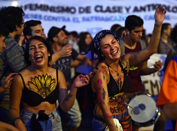 Женщины веселятся на празднике в честь Международного женского дня в Сантьяго (Чили). - Sputnik Таджикистан