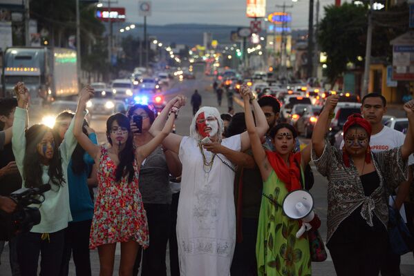 В Гондурасе жители отметили Международный женский день акцией памяти правозащитницы Берты Касерес - Sputnik Таджикистан