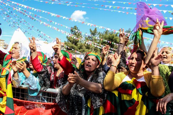 Женщины  города Диярбакыр (Турция) 8 марта вышли на демонстрацию. - Sputnik Таджикистан