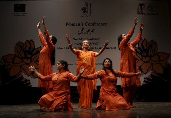 Танцевальный ансамбль выступает на конференции, приуроченной к Международному женскому дню в Карачи - Sputnik Таджикистан