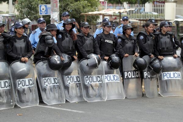 В Никарагуа для охраны правопорядка во время демонстраций полиция выставила вперед представительниц прекрасного пола. - Sputnik Таджикистан