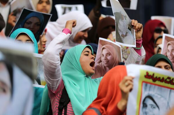 В Египте демонстранты 8 марта  обратились к правительству с призывами освободить женщин-политзаключенных. - Sputnik Таджикистан