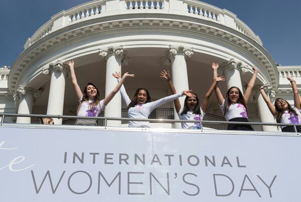 Первая леди США Мишель Обама пригласила студенток и школьниц образовательных учреждений для празднования Международного женского дня в Белом доме. - Sputnik Таджикистан