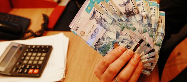 Тенге - национальная валюта Казахстана, архивное фото - Sputnik Тоҷикистон