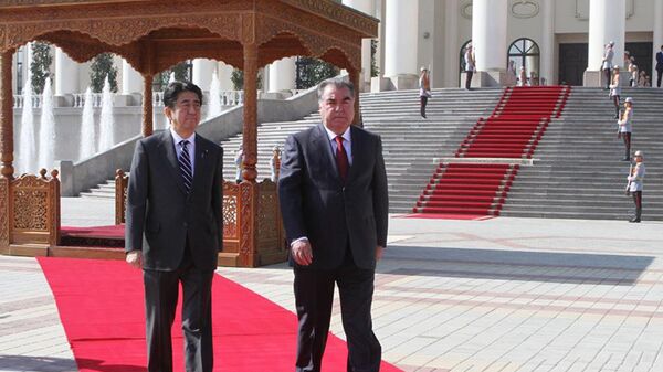Встреча президента Таджикистана Эмомали Рахмона с премьер-министром Японии Синдзо Абэ. Архивное фото - Sputnik Таджикистан