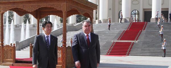 Встреча президента Таджикистана Эмомали Рахмона с премьер-министром Японии Синдзо Абэ. Архивное фото - Sputnik Тоҷикистон