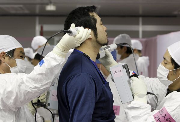 Рабочего проверяют на уровень радиации 20 февраля 2012 года. - Sputnik Таджикистан