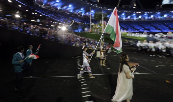 Мавзуна Чориева несет флаг Таджикистана на открытии Олимпиады в Лондоне - Sputnik Тоҷикистон