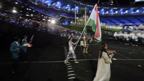 Мавзуна Чориева несет флаг Таджикистана на открытии Олимпиады в Лондоне - Sputnik Таджикистан