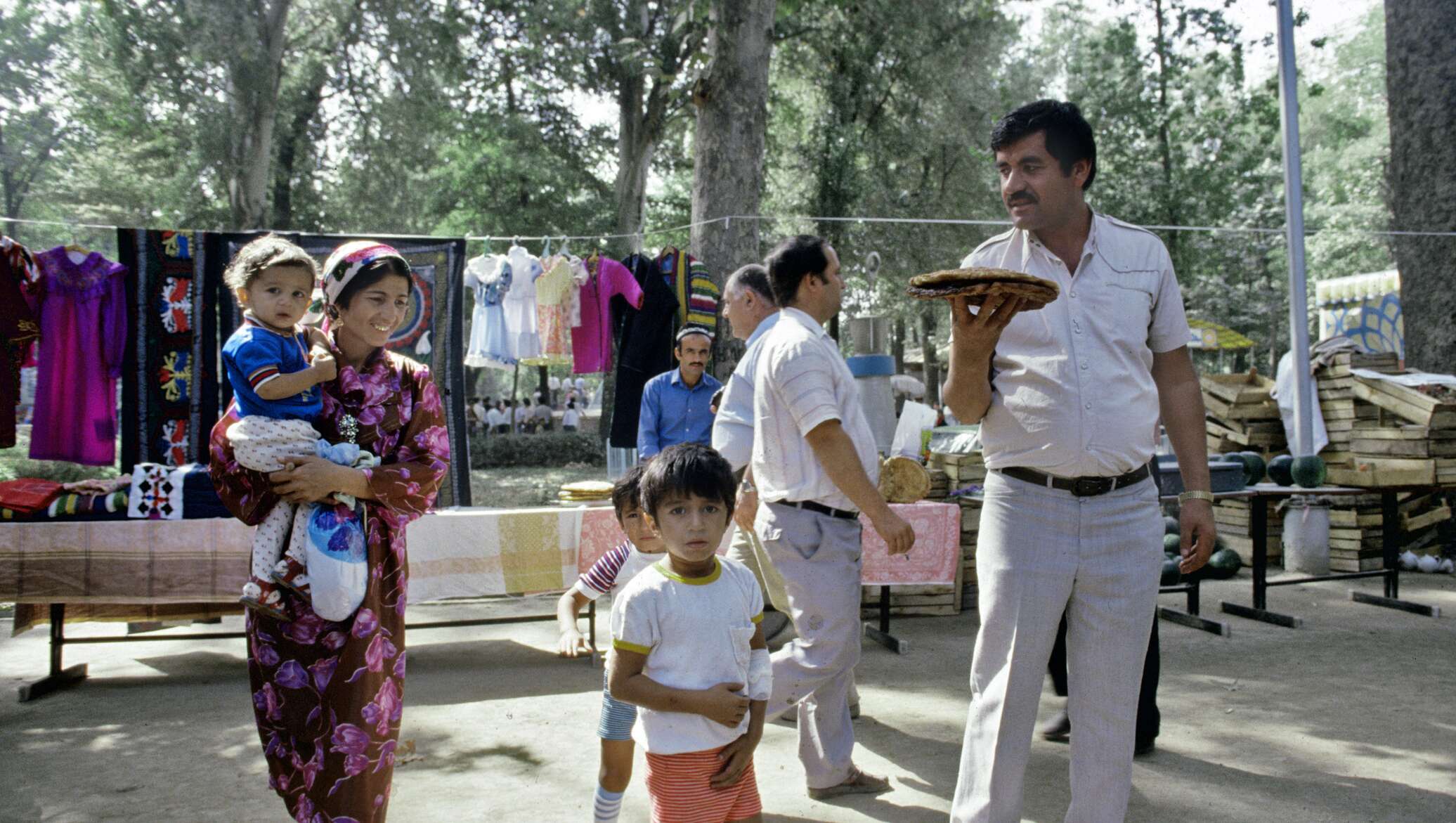 Таджикистан сегодня как живут. Семья в Таджикистане. Семья таджиков. Женщина в таджикской семье. Современная таджикская семья.