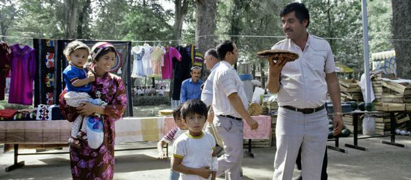 Жители города Душанбе. Архивное фото Жители города Душанбе. Архивное фото - Sputnik Таджикистан