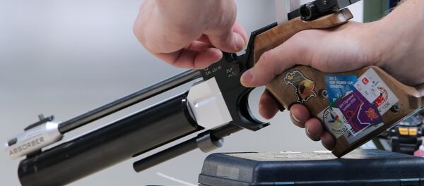 Подготовка к стрельбе из пневматического пистолета. Архивное фото - Sputnik Таджикистан