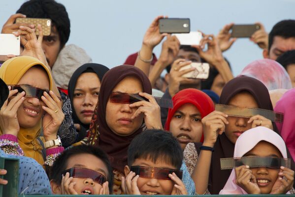 Жители провинции Ачех в Индонезии следят за солнечным затмением - Sputnik Таджикистан