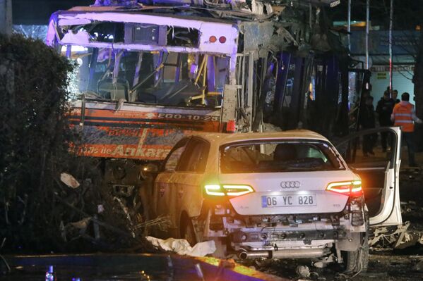 Искореженные взрывом автобус и автомобиль на месте взрыва в Анкаре - Sputnik Таджикистан