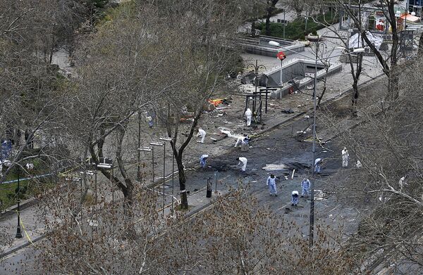Судмедэксперты работают на месте взрыва у остановки в Анкаре утром 14 марта - Sputnik Таджикистан