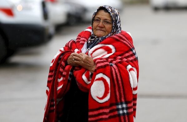Родственница погибшего в результате взрыва стоит возле морга в Анкаре - Sputnik Таджикистан